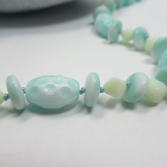 Uranium and Czech glass bead necklace - Picture 3 of 11